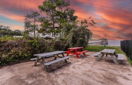 Fort Worth House | Fun Summer Lake House w/Firepit located in Ft Worth, Beds 18+, next to Marina