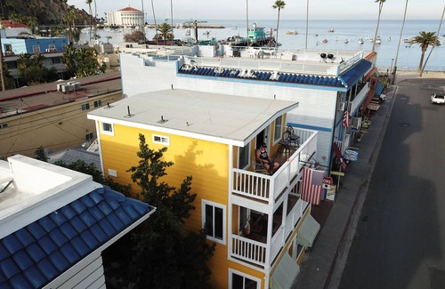 Avalon Villa | Fun Vibe in town Very CleanBestReviews1stBlock, Balconies, kayaks, SUP’s, chairs