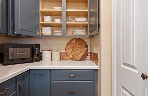Jerome Apartment | Fun Views, Full Kitchen, Near Shopping& Dining