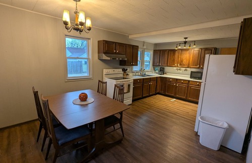 Oblong House | Functional 3 Bedroom Home Near Robinson With WIFI