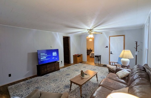 Oblong House | Functional 3 Bedroom Home Near Robinson With WIFI