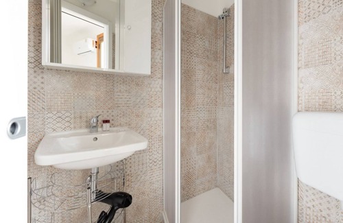 Zona Farini Apartment | Functional and modern 19 sqm studio, ideal for 2 people, located on the fourth floor of a building without lift. The accommodation is situated few steps away from the Maciachini MM, in a dynamic and well-serviced neighborhood of Milan. Perfect for single