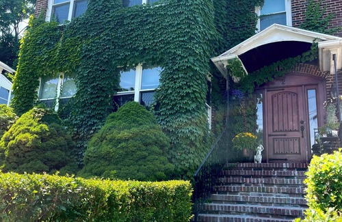Arlington House | Funky and cozy home ! A little bit of everything for everyone.
