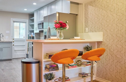 Northeast Dallas House | Funky Fiesta Flat-All King Beds-Mins to DT Dallas