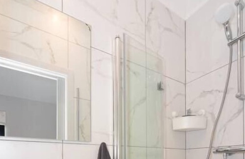 Canford Cliffs Apartment | ⭐⭐⭐⭐⭐ Funky Microhouse, near BEACH WIFI & Netflix