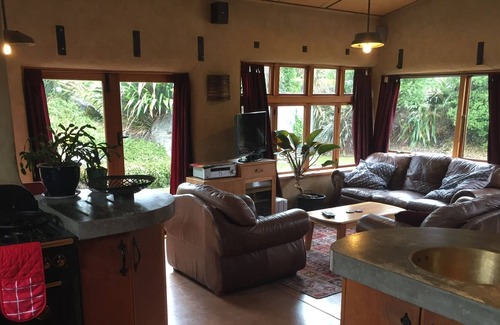 Lake Hawea House | Funky, quality 3 bedroom home