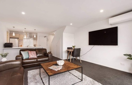 Christchurch City Centre Apartment | Funky Spacious 2Bdrms 2Bthrms Free Covered Park.
