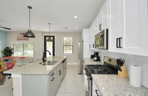 Northside Apartment | Funky Summer 3bdr Apt near Downtown!n
