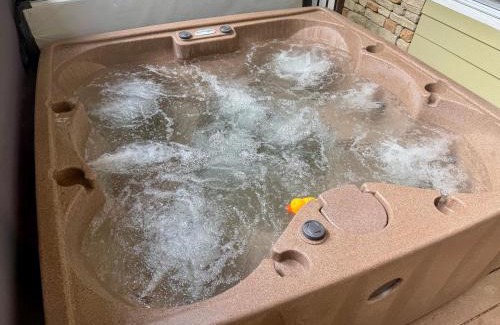 Weaverville House | Funtastic Retreat! PS5, View, Goats, Hot Tub, Karaoke