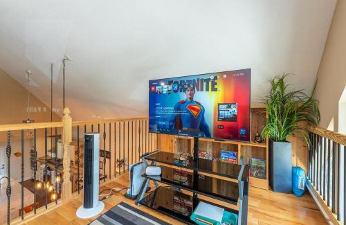 Weaverville House | Funtastic Retreat! PS5, View, Goats, Hot Tub, Karaoke