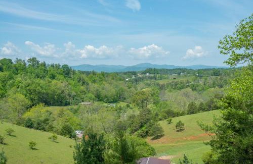 Weaverville House | Funtastic Retreat! PS5, View, Goats, Hot Tub, Karaoke