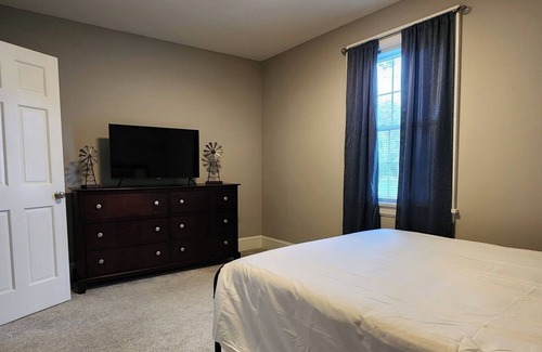 Elizabeth City House | Fur baby friendly home close to the water, downtown and the University.
