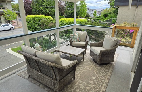 Booktown House | Furnished 1900sf 3bedr house in downtown Sidney one block from Ocean and shops