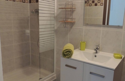 Le Portail Apartment | Furnished 2 persons, swimming pool, near the sea