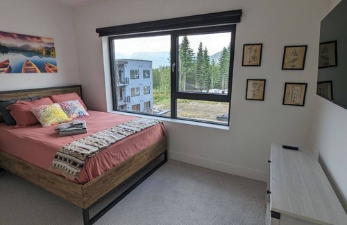 Revelstoke Condo | Furnished, 3 month min 3 Bd PENTHOUSE, deck, hot tub, Mack Plaza