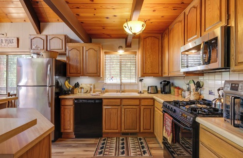 Mi-Wuk Village Cabin | Furnished Deck: High Sierra Cabin in Twain Harte!