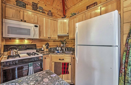 Strawberry Cabin | Furnished Deck: Romantic Strawberry/Pine Studio!
