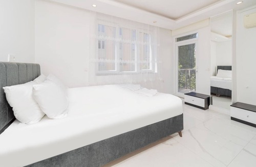 Eski Lara Apartment | Furnished Flat w Balcony 2 min to Beach in Antalya
