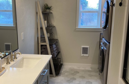 Old Bend Apartment | Furnished Rental Bend Oregon – 1BR Walk to Old Mill & Downtown, Pet Friendly