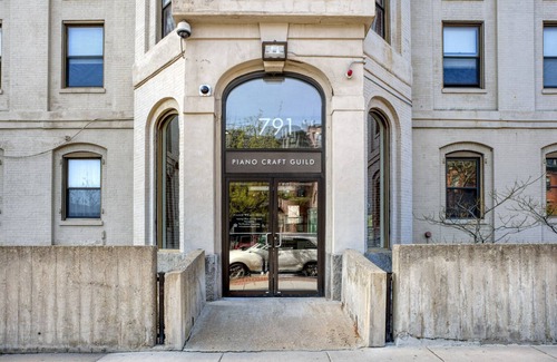 South End House | Furnished South End Studio w/Gym, W/D & Pool