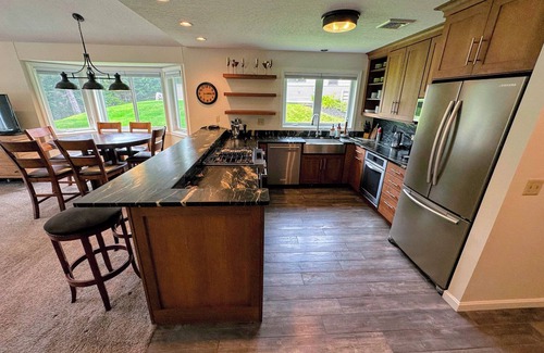 Bretton Woods Condo | FV44 tastefully updated single level with AC, WiFi, minutes from skiing, Dog Friendly!