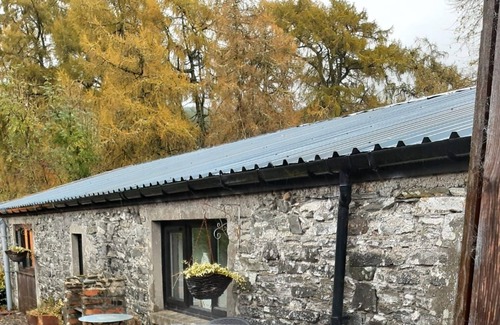 Cairndow Cottage | Fyne Byre - sleeps 8 guests in 3 bedrooms