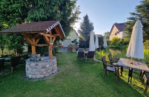 Trebbin Apartment | Gästezimmer mit Bezaubernden Garten und Koi-teich
