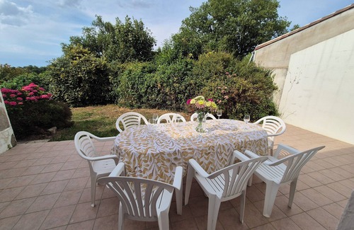 Le Poire-sur-Vie House | Gîte Ô Pré'Vert. Gite for up to 15 people.