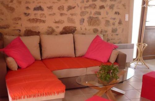 Saint-Cyr-de-Valorges House | Gîte 4 chambres avec jardin, animaux acceptés, terrasse et abri voiture - FR-1-496-17
