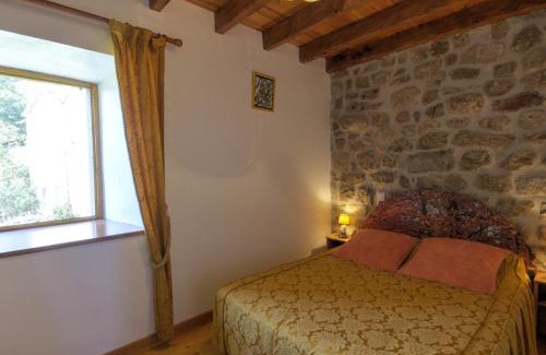 Burdignes House | Gîte Authentique en Campagne avec Cheminée, Wifi, Terrasse et Jardin, Près du Ski et VTT - FR-1-496-96