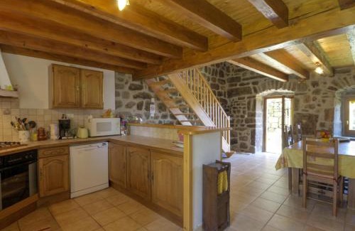Burdignes House | Gîte Authentique en Campagne avec Cheminée, Wifi, Terrasse et Jardin, Près du Ski et VTT - FR-1-496-96