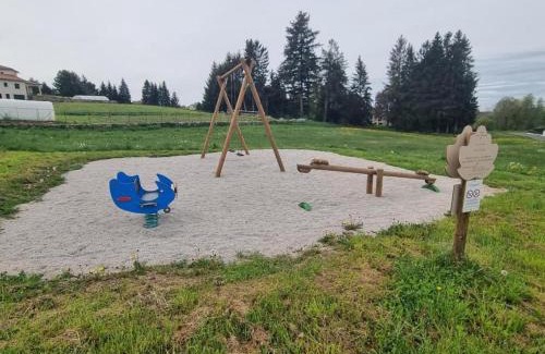 Usson-en-Forez House | Gîte avec Cheminée, Terrasse et WiFi - Animaux Acceptés - FR-1-496-163