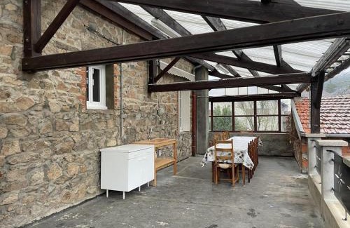 Ferrieres-sur-Sichon House | Gîte chaleureux avec terrasse, idéal pour randonnées et activités à la Montagne bourbonnaise - FR-1-489-496