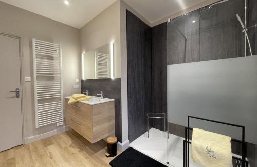 Ferrieres-sur-Sichon House | Gîte chaleureux avec terrasse, idéal pour randonnées et activités à la Montagne bourbonnaise - FR-1-489-496