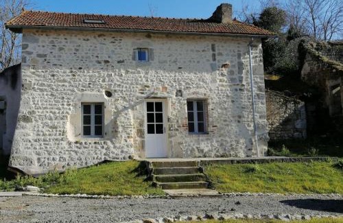 Charroux House | Gîte chaleureux à Charroux, confort pour 6 pers, proche nature et Vichy - FR-1-489-572