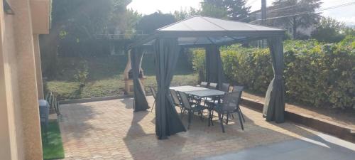 Feyzin House | Gîte climatisé à 15 min de Lyon avec jardin privé