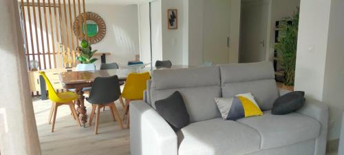 Feyzin House | Gîte climatisé à 15 min de Lyon avec jardin privé