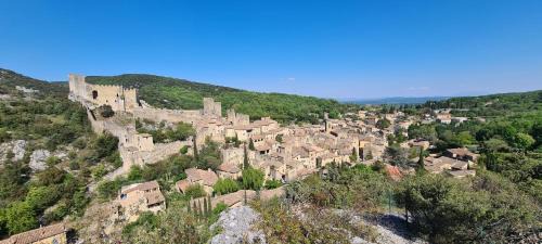 Saint-Montan Apartment | Gîte climatisé "Baugallo Acampadis"