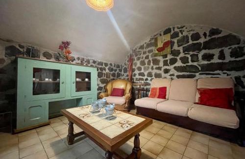 Lantriac House | Gîte confortable en hameau calme près du Puy en Velay – 2 chambres, équipement bébé, terrain fermé - FR-1-582-141