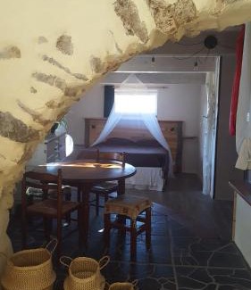 Fraisse-des-Corbieres Apartment | Gîte dans ancienne bergerie en pleine garrigue