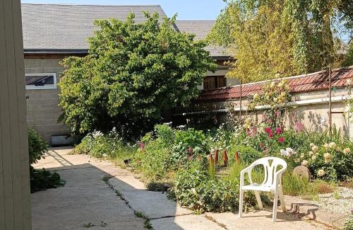 Artenay House | Gîte de charme à Artenay : 5 chambres, jardin clos, proche Orléans et Paris, idéal familles et amis - FR-1-590-269