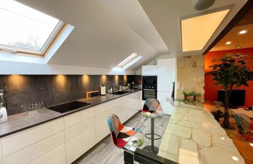 Savigny-en-Veron House | Gîte de charme avec piscine chauffée, clim et WiFi en Loire - FR-1-381-602