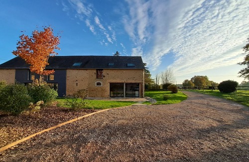 Rouez House | Gîte du Plantagenêt with private indoor heated pool