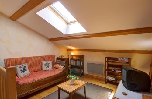 Marols House | Gîte familial en pierre avec jardin, près des chemins de randonnée et forêts, idéal détente et nature - FR-1-496-1