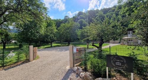 Roquefeuil Apartment | Gîte l'Enclos Ô rendez-vous Roquefeuil-Pays de sault- avec jardin
