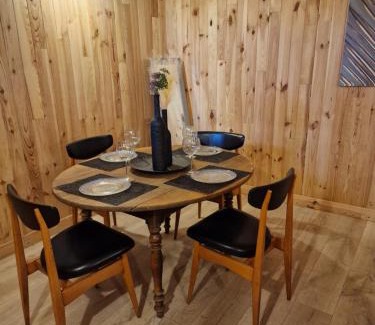 Roquefeuil Apartment | Gîte l'Enclos Ô rendez-vous Roquefeuil-Pays de sault- avec jardin