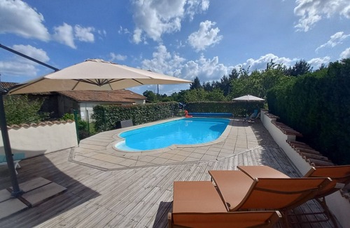 Saint-Vallier House | Gîte Lavande. Prachtig Gerestaureerde Gite met Verwarmd Zwembad in de Charente