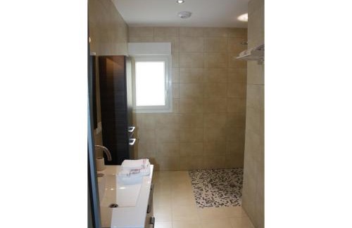Contrexeville House | Gîte moderne avec accès indépendant, proche centre-ville et Thermes, terrasse et équipements inclus - FR-1-589-57