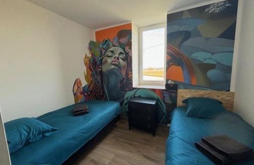 Montaigu-le-Blin House | Gîte Pop Art Coloré, 6 pers, Proche Vichy - FR-1-489-519