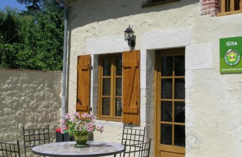 Barberier House | Gîte rénové avec cheminée, terrasse et jardin, proche de St Pourçain, idéal pour familles et animaux - FR-1-489-138